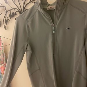 Vineyard vines pull over